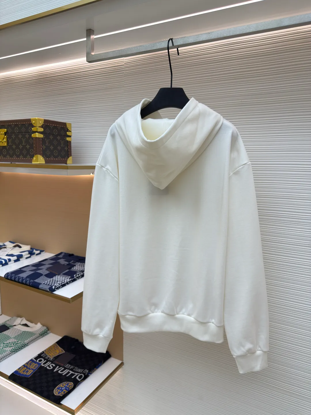 LOUIS VUITTON logo embossed hoodie ●Authentic product: 9300 purchase and development ●Item number: 1680242-A70 ●Fabric: pure cotton sweatshirt velvet fabric ●Technology: embossed production ●Version: fitted version ●Weight: about 780 grams ●Size: S-M-L-XL ●Description: Customized original white cloud-like skin-friendly pure cotton sweatshirt velvet, dressed in pure white, which is a symbol of purity and elegance The iconic LV logo is embossed at the bottom of the collar. The slightly raised texture is enough to highlight the noble status of the wearer. It is simple yet elegant and has a hidden luxury charm. It shines in the details. Enjoy the new luxury fashion. The infrared rays of imported special machines are used to locate the "LV Logo" to achieve a more accurate position and secure the stone. Stamping and filling technology is used to make a 1:1 size/pattern mold according to the original version, and then stamped at low temperature. After molding, it is filled with foam cotton with good cushioning performance and sealed using a hot melt glue gun. The texture is fine and the shape is full, which enhances the visual impact. The workmanship is complicated and cumbersome. Adopt imported machine embroidery technology, use advanced computer control systems and precision mechanical components to achieve LV logo outline embroidery operations with high precision. The lines are smooth and delicate, and the fabrics have been washed. It has a better hand feel and texture, is not easy to deform, is not easy to shrink, is not easy to fade, and maintains long-term beauty. The overall wiring is straight and delicate, the fabric is comfortable and soft, and the color is consistent without color difference. It can be matched with the same style to create a fashionable look and control various occasions. Customized accessories, complete with three standards, same style for men and women!